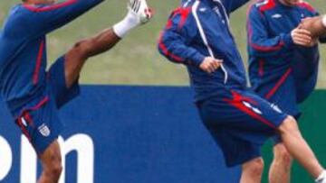 <b>MOTIVADOS. </b>Beckham, que en la imagen calienta junto a sus compañeros, apunta a la titularidad.