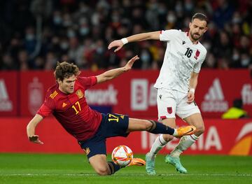 Marcos Alonso y Sokol Cikalleshi.