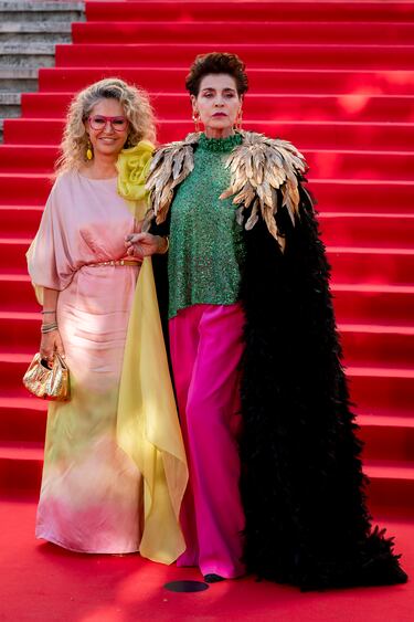 La modelo Antonia Dell'Atte (d) posa en la alfombra roja de la Primera edición de los Premios de la Academia de la Moda Española.