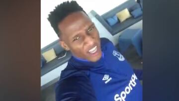 Yerry Mina invitando al clásico inglés femino
