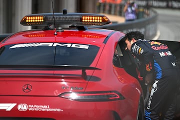 Sergio Pérez conversa con el auto de seguridad de la FIA después de estrellarse.