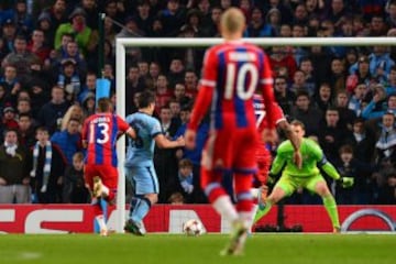 Sergio Agüero anotó los tres tantos en el triunfo de Manchester City.