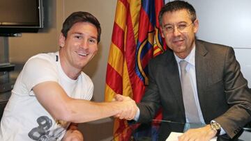 (FILES) In this handout picture taken and released on May 19, 2014 by FC Barcelona Barcelona's Lionel Messi (L) shakes hands with FC Barcelona's president Josep Maria Bartomeu after signing his new contract with the Catalan club at the Camp Nou