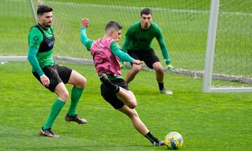 Íñigo, del Racing, chutando en un entrenamiento en La Albericia.