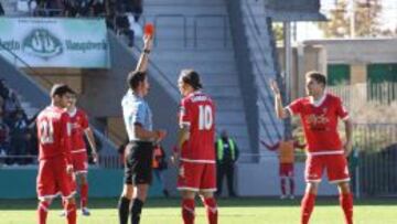 Momento en que Mandi ve la tarjeta roja en el partido ante el C&oacute;rdoba la semana pasada. 