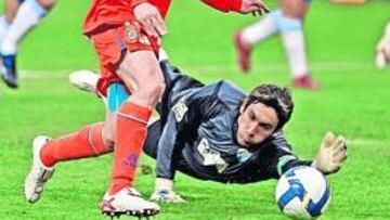 <b>UN PUÑAL. </b>Camuñas evita con facilidad a Goitia en la jugada del segundo gol.