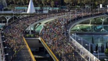 Más de once mil corredores han competido en la Maratón de Valencia.