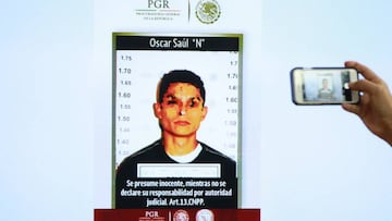 MEX15. CIUDAD DE M&Eacute;XICO (M&Eacute;XICO), 03/10/2016.- Fotograf&iacute;a presentada hoy, lunes 3 de octubre de 2016, en una rueda de prensa en la que se observa a &Oacute;scar Sa&uacute;l &quot;N&quot;, presunto homicida de la espa&ntilde;ola Mar&iacute;a Villar. Al menos dos personas participaron en el secuestro y asesinato de la espa&ntilde;ola Mar&iacute;a Villar, entre ellos un sujeto identificado como &Oacute;scar Sa&uacute;l que fue detenido el jueves pasado, informaron fuentes oficiales. El titular de la Suprocuradur&iacute;a Especializada en Investigaci&oacute;n de Delincuencia Organizada (Seido), Gustavo Salas, dijo hoy en una rueda de prensa que hay &quot;pruebas directas&quot; de la participaci&oacute;n del detenido en el secuestro de Villar el 13 de septiembre pasado y su asesinato dos d&iacute;as despu&eacute;s. EFE/Mario Guzm&aacute;n