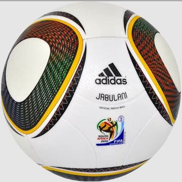 Jabulani – que significa celebrar en zulú – vino adornado con 11 colores diferentes: para representar el número de jugadores de un equipo de fútbol, ​​los idiomas oficiales de Sudáfrica y las ciudades originalmente previstas para la primera Copa del Mundo en África.
