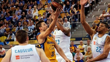 Xavi Rabaseda lanza ante Thompkins y Tavares durante el partido entre el Herbalife Gran Canaria y el Real Madrid.