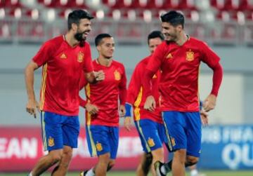 Piqué y Álvaro Morata bromean en un entrenamiento de la Selección.