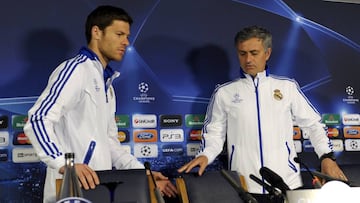Xabi Alonso y Jose Mourinho antes de una rueda de prensa con el Real Madrid. 