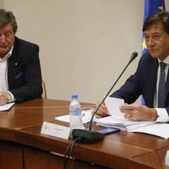 Larrea: "O Villar dimite o habrá una moción de censura"