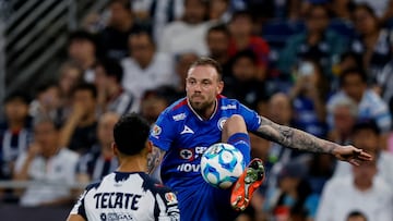 Soccer Football - Liga MX - Monterrey v Cruz Azul - Estadio BBVA, Monterrey, Mexico - February 28, 2026 Cruz Azul's Rodolfo Rotondi in action with Monterrey's Ricardo Chavez REUTERS/Daniel Becerril