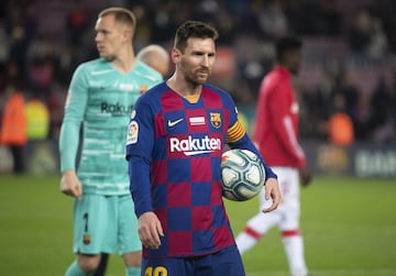 Messi se lleva el balón con el que ha anotado un hat trick al Mallorca
