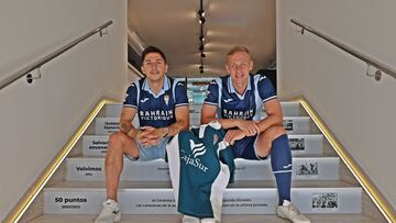 Carracedo y Obolskii, con las camisetas nuevas y la mítica del 99