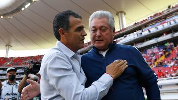 AME1293. GUADALAJARA (MÉXICO), 23/08/2022.- El entrenador de Chivas, Ricardo Cadena (i), saluda a su homólogo de Monterrey, Víctor Manuel Vucetich (d), hoy, antes del inicio de un partido por la jornada 16 del torneo Apertura 2022 de la liga del fútbol mexicano, disputado en el Estadio Akron, en Guadalajara, Jalisco (México). EFE/ Francisco Guasco