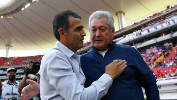 AME1293. GUADALAJARA (MÉXICO), 23/08/2022.- El entrenador de Chivas, Ricardo Cadena (i), saluda a su homólogo de Monterrey, Víctor Manuel Vucetich (d), hoy, antes del inicio de un partido por la jornada 16 del torneo Apertura 2022 de la liga del fútbol mexicano, disputado en el Estadio Akron, en Guadalajara, Jalisco (México). EFE/ Francisco Guasco
