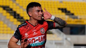 Futbol, Deportes Limache vs Colo Colo.
Fecha 6, fase de grupos, Copa Chile 2025.
El jugador de Deportes Limache Daniel Castro celebra tras marcar un gol contra Colo Colo durante un partido del grupo B disputado en el estadio Lucio Farina de Quillota, Chile.
10/05/2025
Andres Pina/Aton Chile
Football, Deportes Limache vs Colo Colo.
6th turn, group stage, 2025 Copa Chile Championship.
Deportes Limache player Daniel Castro celebrates after scoring against Colo Colo during a Copa Chile Championship match at the Lucio Farina stadium in Quillota, Chile.
10/05/2025
Andres Pina/Aton Chile