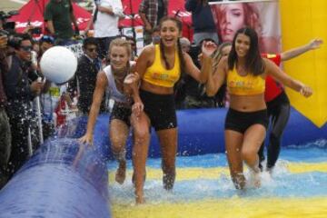 Las candidatas a reina del Festival de Viña participan en un partido de futbol acuatico realizado en la av Peru. 