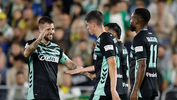 PALMA DEL RÍO, 30/10/2025.- El centrocampista del Betis Sergi Altimira celebra su gol durante el partido de la primera ronda de Copa del Rey que Palma del Río y Real Betis disputan este jueves en el Estadio Municipal Sergio León. EFE/José Manuel Vidal