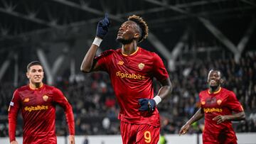 Helsinki (Finland), 27/10/2022.- Tammy Abraham (C) of Roma celebrates after scoring the 1-0 lead in the UEFA Europa League group C match between HJK Helsinki and AS Roma at Helsinki Football Stadium in Helsinki, Finland, 27 October 2022. (Finlandia) EFE/EPA/KIMMO BRANDT

