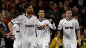 El delantero portugués del Real Madrid Cristiano Ronaldo (c) celebra con sus compañeros el francés Karim Benzemá (d) y Xabi Alonso (i), el gol marcado ante el Galatasaray.