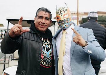 El luchador mexico-estadounidense de la WWE publicó una imagen donde aparece orgulloso con su padre.