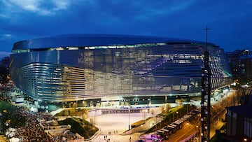 Vista exterior de la fachada del estadio Santiago Bernabéu. La fotografía está tomada desde la Plaza de los Sagrados Corazones donde está situada la esquina del Bernabéu.