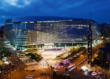 Vista exterior de la fachada del estadio Santiago Bernabéu. La fotografía está tomada desde la Plaza de los Sagrados Corazones donde está situada la esquina del Bernabéu.