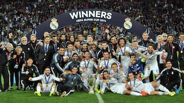 El Real Madrid celebra la Supercopa de Europa 2014, conquistada tras imponerse al Sevilla en Cardiff (Gales).