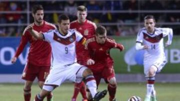 Iker Munia&iacute;n (d), disputa el bal&oacute;n con el delantero de la selecci&oacute;n alemana Kevin Volland (i)