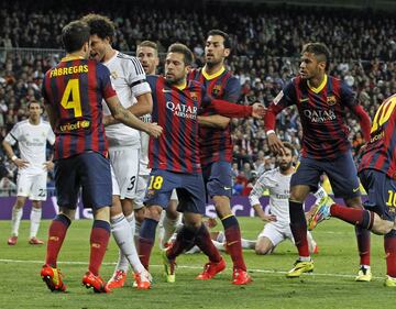 En la jornada 29 de LaLiga el Barcelona ganó 3-4 en el Bernabéu en un partido lleno de polémica. Los tres penaltis que indicó el colegiado Undiano Mallenco y la expulsión de Sergio Ramos marcaron el encuentro. En la imagen, el incidente entre Cesc Fàbregas y Pepe.