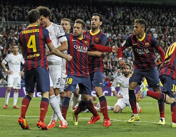 En la jornada 29 de LaLiga el Barcelona gan¨® 3-4 en el Bernab¨¦u en un partido lleno de pol¨¦mica. Los tres penaltis que indic¨® el colegiado Undiano Mallenco y la expulsi¨®n de Sergio Ramos marcaron el encuentro. En la imagen, el incidente entre Cesc F¨¤bregas y Pepe.