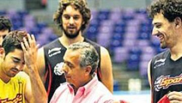 <b>100 PARTIDOS PARA NAVARRO</b> Si Jorge Garbajosa cumplía el centenar de partidos con la Selección hace unos
días, hoy le tocaba el turno a Juan Carlos Navarro. El escolta del Barça jugó ante Angola su partido número 100, una cifra que sólo había superado Carlos Jiménez, antes de llegar a Japón. El próximo en apuntarse al centenario será Felipe Reyes, que está a falta de veinte partidos.