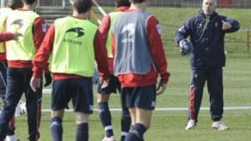 <b>REFLEXIVO. </b>Preciado se mostró serio en la rueda de prensa de ayer viernes en Mareo.