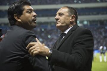 El saludo de los técnicos previos al inicio del partido