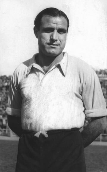 Jugó dos temporadas en el Atlético de Madrid desde 1941 hasta 1943. Militó otras dos temporadas en las filas del Sevilla entre 1947 y 1949.