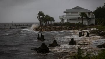 Helene se ha intensificado a un huracán categoría 4 “extremadamente peligroso”. Aquí su trayectoria y a qué hora toca tierra en Florida.
