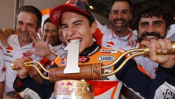 Márquez celebra la vitoria de Austin con su equipo.