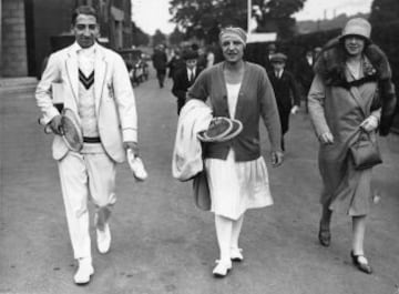 René Lacoste y Suzanne Lenglen llegando a Wimbledon en 1925. Conquistó una medalla olímpica (bronce) en dobles durante los Juegos Olímpicos de París 1924.