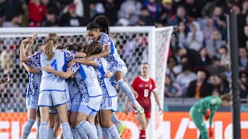 Auckland (New Zealand), 05/08/2023.- Spain's players celebrate after midfielder Aitana Bonmati scored a goal during the FIFA Women's World Cup 2023 round of 16 soccer match between Switzerland and Spain at Eden Park in Auckland, New Zealand, 05 August 2023. (Mundial de Fútbol, Nueva Zelanda, España, Suiza) EFE/EPA/MICHAEL BUHOLZER
