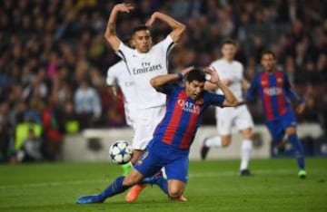 En el partido de Vuelta, el árbitro alemán, Deniz Aytekin, no le marcó dos penales a favor del PSG, además, pero sí dos a los españoles uno de ellos fue dudoso. Además le perdonó la expulsión a Neymar por una falta por la espalda de Marquinhos y el posible fuera de juego a Luis Suárez. Una contra los franceses fue la segunda amarilla que le perdonó a Marco Verratti.  