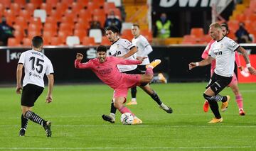 Asensio, rodeado de hasta tres futbolistas blanquinegros, con Cheryshev al fondo bajando a defender.