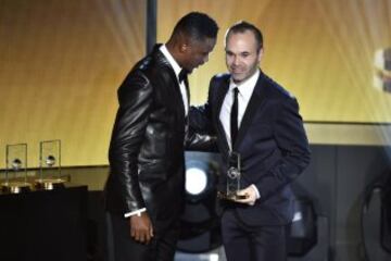 Andrés Iniesta recibe su premio de manos de Samuel Eto'o.