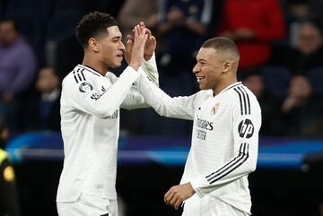 MADRID, 22/01/2025.- El delantero francés del Real Madrid Kylian Mbappé (d) celebra con su compañero Jude Bellingham tras anotar un gol, el tercero de su equipo, durante el partido de la Liga de Campeones de fútbol que Real Madrid y FC Salzburgo disputan este miércoles en el estadio Santiago Bernabéu. EFE/ Sergio Perez
