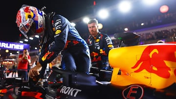 Max Verstappen, bajándose del Red Bull en el GP de Singapur 2024.