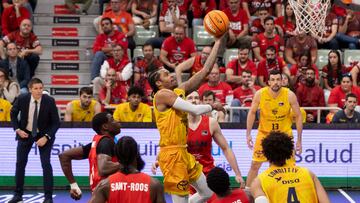 El escolta estadounidense del Dreamland Gran Canaria Caleb Homesley (c) intenta encestar ante la mirada del pívot de UCAM Murcia Diagne (i), durante el partido de la novena jornada de la liga Endesa que están disputando este domingo en el Palacio de los Deportes de Murcia.