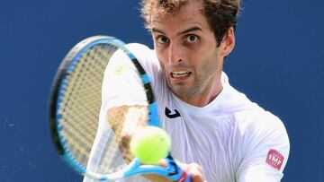 Albert Ramos devuelve una bola ante Karen Khacahnov en el US Open.