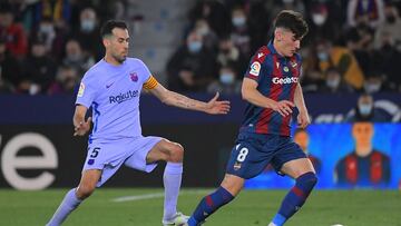 Barcelona's Spanish midfielder Sergio Busquets (L) challenges Levante's Spanish midfielder Pepelu during the Spanish league football match between Levante UD and FC Barcelona at the Ciutat de Valencia stadium in Valencia on April 10, 2022. (Phot
